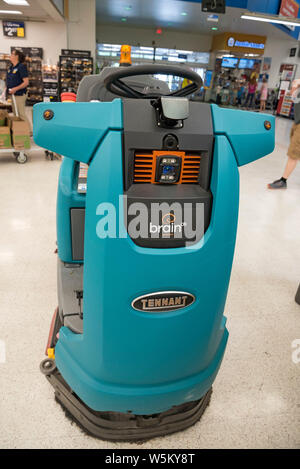 Wally' el robot fregasuelos deambula alrededor del Lake City, Florida,  Walmart Fotografía de stock - Alamy