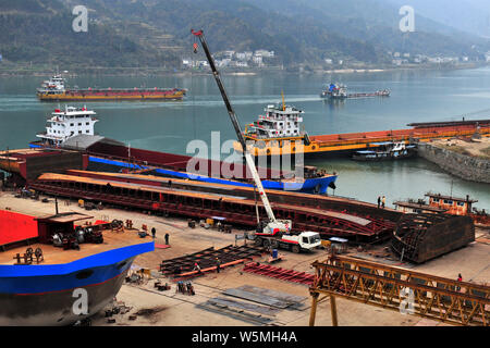 --FILE--Chinese workers manufacture a cargo ship at a factory in Yichang city, central China's Hubei province, 9 December 2018.   Orders for China's s Stock Photo