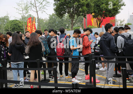 Chinese young buyers queue up in front of sportswear store of Nike to buy limited edition sneakers in Xi'an city, northwest China's Shaanxi province Stock Photo - Alamy