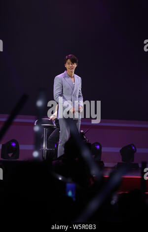 Clarification Log Examples S. Korean actor Hyun Bin in BIFF South Korean actor Hyun Bin attends ...