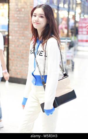 Chinese actress Jelly Lin or Lin Yun arrives at an airport in Shanghai,  China, 7 April 2019. T-shirt: Palm Angels Handbag: Chanel Sunglasses: Chan  Stock Photo - Alamy