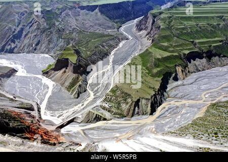 Landscape of the Anjihai Grand Canyon, also known as the Hongshan (Red Mountain) Grand Canyon, in Wusu county, Tacheng Prefecture, Ili Kazakh Autonomo Stock Photo