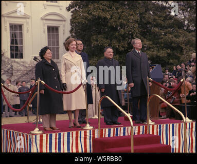 Madame Zhuo Lin, Rosalynn Carter, Deng Xiaoping and Jimmy Carter at the arrival ceremony for the Vice Premier of China. Stock Photo