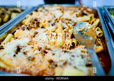 https://l450v.alamy.com/450v/w5rn4a/professional-warm-catering-pasta-meat-and-grated-cheese-w5rn4a.jpg
