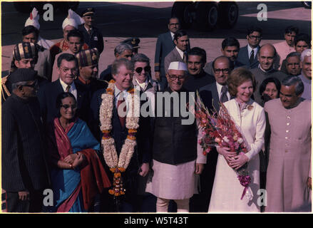 Officials of India welcome Jimmy Carter and Rosalynn Carter during an arrival ceremony in New Delhi, India Stock Photo