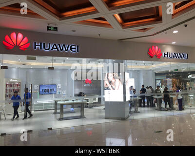 --FILE--Customers shop at a Huawei store in Beijing, China, 8 June 2016.    Huawei Technologies' business in Germany is developing steadily, and it is Stock Photo