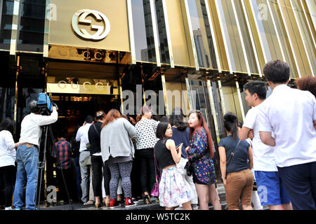 FILE--A customer carries shopping bags of Gucci outside a boutiqe of the  fashion house in Shanghai, China, 27 May 2015. High-end retail groups inc  Stock Photo - Alamy