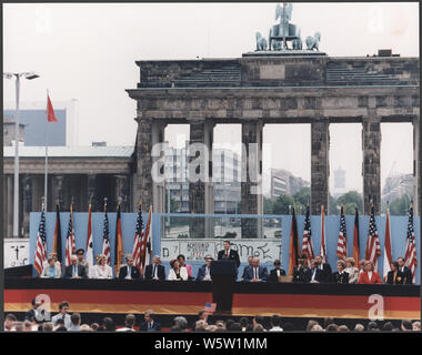 Photograph of President Reagan giving a speech at the Berlin Wall, Brandenburg Gate, Federal Republic of Germany Stock Photo