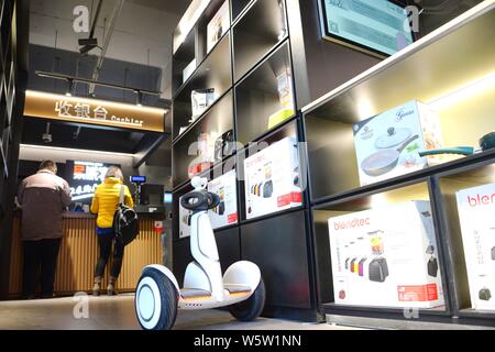 An intelligent robot of EASY-PEC or EPEC checks an inventory of goods at a gas station of Sinopec in Beijing, China, 25 December 2018.   An intelligen Stock Photo