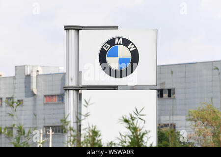 --FILE--View of a logo of BMW in Nanning city, south China's Guangxi Zhuang Autonomous Region, 15 November 2018.       Traditional car companies, with Stock Photo
