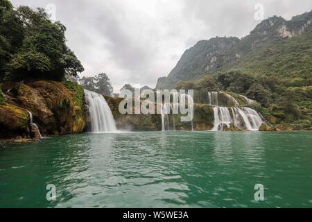 Scenery of the Detian Waterfall in Daxin county, south China's Guangxi Zhuang Autonomous Region, 5 December 2018.    Jade green water and large natura Stock Photo