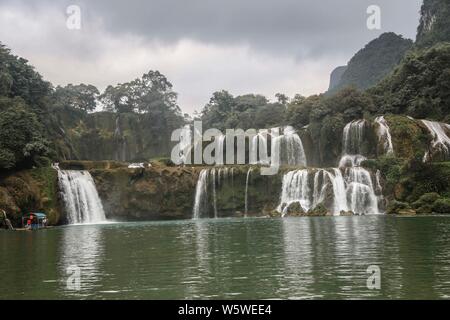 Scenery of the Detian Waterfall in Daxin county, south China's Guangxi Zhuang Autonomous Region, 5 December 2018.    Jade green water and large natura Stock Photo