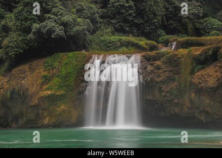 Scenery of the Detian Waterfall in Daxin county, south China's Guangxi Zhuang Autonomous Region, 5 December 2018.    Jade green water and large natura Stock Photo