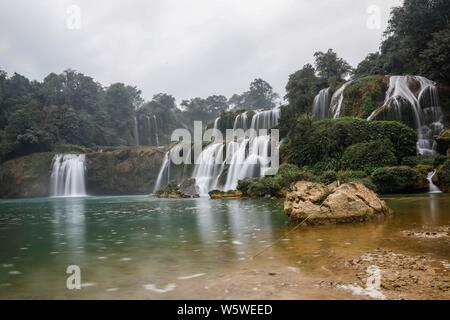 Scenery of the Detian Waterfall in Daxin county, south China's Guangxi Zhuang Autonomous Region, 5 December 2018.    Jade green water and large natura Stock Photo