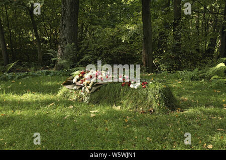 Grave of Leo Tolstoy in Yasnaya Polyana - Bright Glade homestead. Tula oblast. Russia Stock Photo