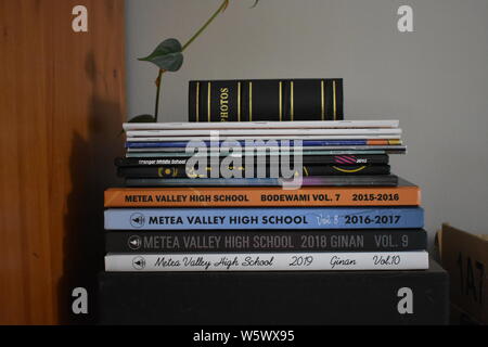 Yearbook Stack High school yearbook Stock Photo - Alamy