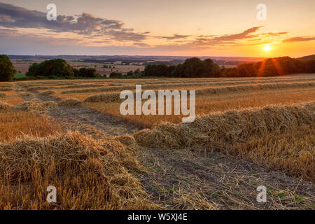 Ancholme Valley, North Lincolnshire. 29th July 2019. UK Weather: Sunset from a stubble field above the Ancholme Valley. North Lincolnshire, UK. 29th July 2019. Credit: LEE BEEL/Alamy Live News Stock Photo