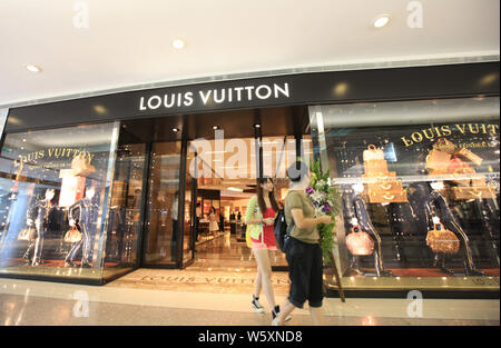 FILE--Chinese customers queue up in front of a boutique of Louis