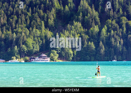 Weißensee: lake Weißensee east end, restaurant Dolomitenblick, SUP, excursion ship in , Kärnten, Carinthia, Austria Stock Photo