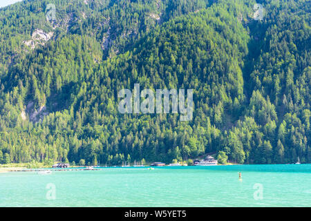 Weißensee: lake Weißensee east end, restaurant Dolomitenblick, SUP in , Kärnten, Carinthia, Austria Stock Photo