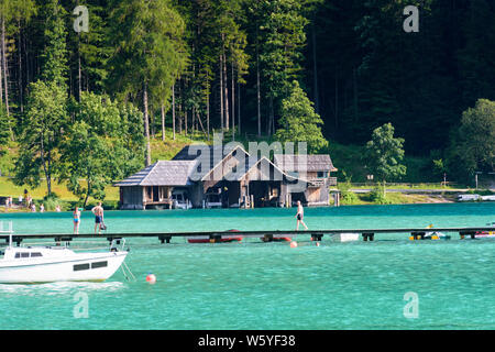 Weißensee: lake Weißensee east end, restaurant Dolomitenblick, SUP, excursion ship in , Kärnten, Carinthia, Austria Stock Photo