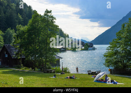 Weißensee: lake Weißensee east end, restaurant Dolomitenblick, beach, bather in , Kärnten, Carinthia, Austria Stock Photo