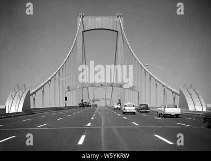1950s CAR TRAFFIC CROSSING WALT WHITMAN BRIDGE OVER DELAWARE RIVER TO GLOUCESTER CITY CAMDEN COUNTY NJ FROM PHILADELPHIA PA USA - b623 HAR001 HARS BLACK AND WHITE CABLE CABLES HAR001 OLD FASHIONED SUSPENSION BRIDGE Stock Photo