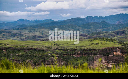 Vista aerea. Verde paisaje y arroyo en un dia nPaisaje paPaisaje panoramico de montañas y nubes  en la Sierra Madre Occidental. Sierra Alta en el municipio de Nacori Chico, Sonora, Mexico... Panoramic landscape of mountains and clouds in the Sierra Madre Occidental. Sierra Alta in the municipality of Nacori Chico, Sonora, Mexico .. .................  Expedición Discovery Madrense de GreaterGood ORG que recaba datos que  sirven como información de referencia para entender mejor las relaciones biológicas del Archipiélago Madrense y se usan para proteger y conservar las tierras vírgenes de las Is Stock Photo