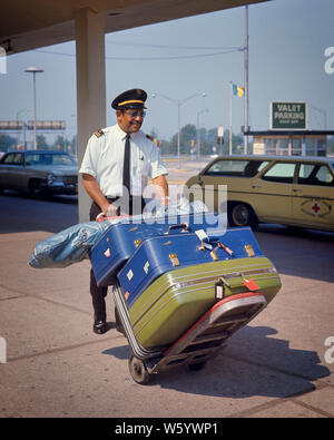 1960s AFRICAN-AMERICAN AIRPORT PORTER PUSHING CART FULL OF LUGGAGE AT CURBSIDE - ks6126 HAR001 HARS FULL-LENGTH PERSONS MALES PROFESSION CONFIDENCE TRANSPORTATION SKILL OCCUPATION HAPPINESS SKILLS CHEERFUL CUSTOMER SERVICE AFRICAN-AMERICANS AFRICAN-AMERICAN CAREERS BLACK ETHNICITY LABOR PRIDE OPPORTUNITY EMPLOYMENT OCCUPATIONS SMILES JOYFUL CURBSIDE EMPLOYEE GOLF CLUBS COOPERATION PORTER BAGGAGE HAR001 LABORING OLD FASHIONED AFRICAN AMERICANS Stock Photo