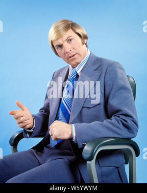 1970s BLOND BUSINESSMAN IN OFFICE CHAIR LOOKING AT CAMERA SERIOUS FACIAL EXPRESSION WEARING LEISURE SUIT STRIPED SHIRT & NECKTIE - ks8211 HAR001 HARS BLOND LIFESTYLE STRIPED STUDIO SHOT MANAGER COPY SPACE HALF-LENGTH PROFESSION CONFIDENCE EXECUTIVES GESTURING EXPRESSIONS EYE CONTACT OCCUPATION SELLING EXPLAINING STYLES STRATEGY CAREERS HAIRSTYLE LEADERSHIP GESTURES NECKTIE OCCUPATIONS BOSSES COMBOVER STYLISH LEISURE SUIT FASHIONS MANAGERS MID-ADULT MID-ADULT MAN QUESTIONING SALESMEN CAUCASIAN ETHNICITY HAR001 OLD FASHIONED PERPLEXED Stock Photo