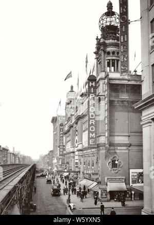 1910s NEW YORK HIPPODROME THEATER CIRCA 1916 ON SIXTH AVENUE AND 43RD STREET WITH THE 6TH AVE ELEVATED EL TRAIN VIEW TO NORTH - q74995 CPC001 HARS CITIES ELEVATED SIXTH AVE EDIFICE NEW YORK CITY HIPPODROME CIRCA 1916 BLACK AND WHITE EL OLD FASHIONED PUBLIC TRANSPORTATION Stock Photo