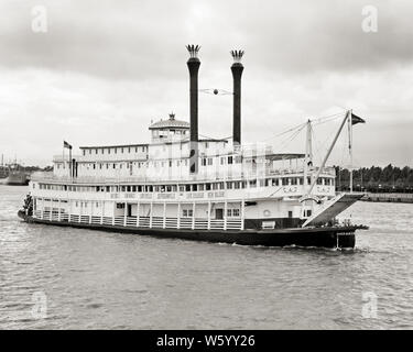 1960s RIVER QUEEN nee CAPE GIRARDEAU later GORDON C. GREENE STERN WHEEL STEAMBOAT in GONE WITH THE WIND on MISSISSIPPI RIVER USA - s11364 HAR001 HARS FLOATING LATER STACKS FREIGHTER NEE RIVER QUEEN RIVERBOAT SHIPPING 1923 BLACK AND WHITE HAR001 MISSISSIPPI MISSISSIPPI RIVER OHIO RIVER OLD FASHIONED PADDLEWHEEL STEAMBOAT VESSEL Stock Photo