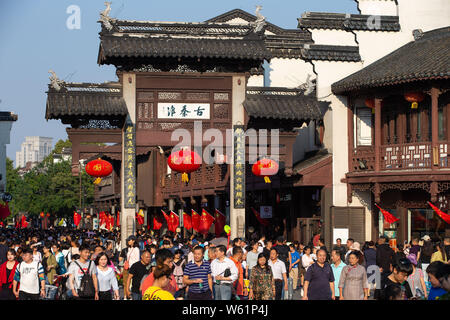 Crowds of Chinese tourists visit the Confucius Temple Resort in Nanjing city, east China's Jiangsu province, 2 October 2018.   Chinese tourists made 7 Stock Photo