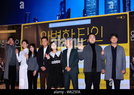 (From left) South Korean actor Cho Jin-woong, actresses Yum Jung-ah, Ji Woo, Lee Seo-jin, actress Song Ha-yoon, actors Yoo Hae-jin, Yoon Kyung-ho, and Stock Photo