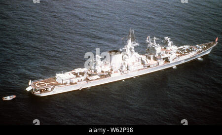 1980s - A port quarter view of a Soviet Kara Class guided missile cruiser underway. Stock Photo