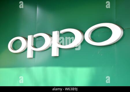 Oppo phone hi-res stock photography and images - Alamy