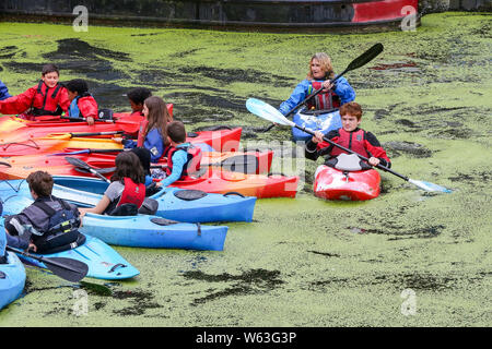 Regents Canal, London, UK 30 July 2019 - People canoeing in Regents Canal covered in Algae during rainfall in north London.   Credit: Dinendra Haria/Alamy Live News Stock Photo