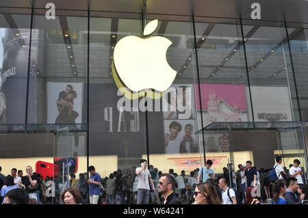 --FILE--Pedestrians walk past an Apple store in Shanghai, China, 13 May 2018.   Luxshare Precision Industry and other mainland Chinese companies that Stock Photo