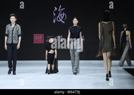 Models display new creations at the Dream x Classic of Mountains and Seas fashion show during the 2018 Beijing Fashion Week in Beijing, China, 21 Sept Stock Photo