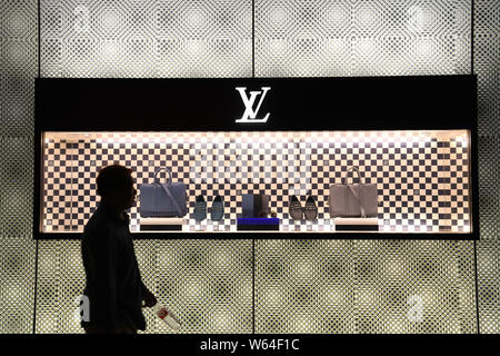 Pedestrians Walk Louis Vuitton Boutique Lvmh Moet Hennessy Louis Vuitton –  Stock Editorial Photo © ChinaImages #240951568