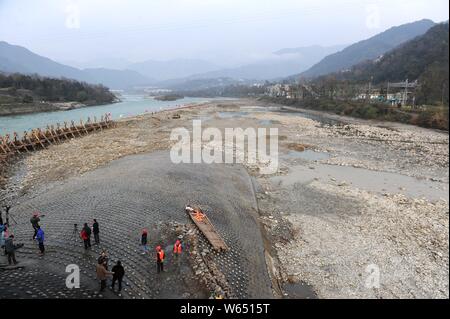 View of the Dujiangyan irrigation system under renovation over Min River (Minjiang)  in Dujiangyan city, southwest China's Sichuan province, 14 August Stock Photo