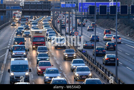 Zaehfliessender Verkehr, Stadtautobahn A 100, Wilmersdorf, Berlin, Deutschland Stock Photo