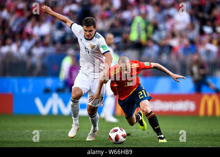 Roman Zobnin of Russia, left, challenges David Silva of Spain in their Round of 16 match during the 2018 FIFA World Cup in Moscow, Russia, 1 July 2018 Stock Photo