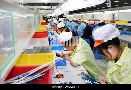 --FILE--Chinese workers produce electronic products on the assembly ...