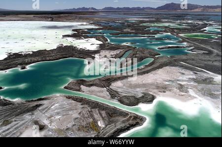 Aerial view of the Da Qaidam salt lake featuring the shape of emeralds in Haixi Mongol and Tibetan Autonomous Prefecture, northwest China's Qinghai pr Stock Photo