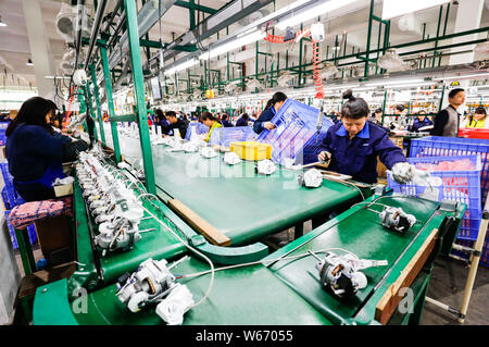 --FILE--Chinese workers manufacture electric fans on the assembly line ...
