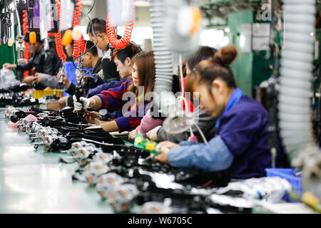 --FILE--Chinese workers manufacture electric products on the assembly ...