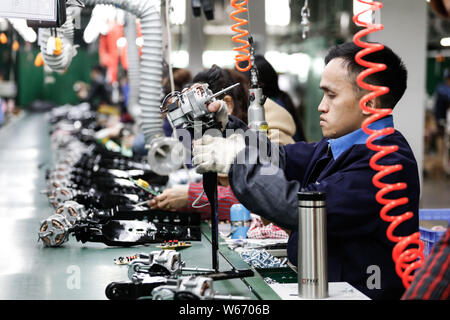 --FILE--Chinese workers manufacture electric products on the assembly ...