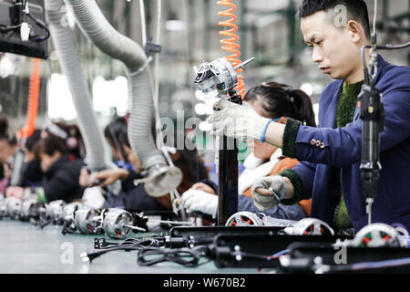 --FILE--Chinese workers manufacture electric products on the assembly ...