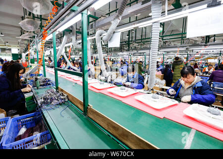 --FILE--Chinese workers manufacture electric products on the assembly ...